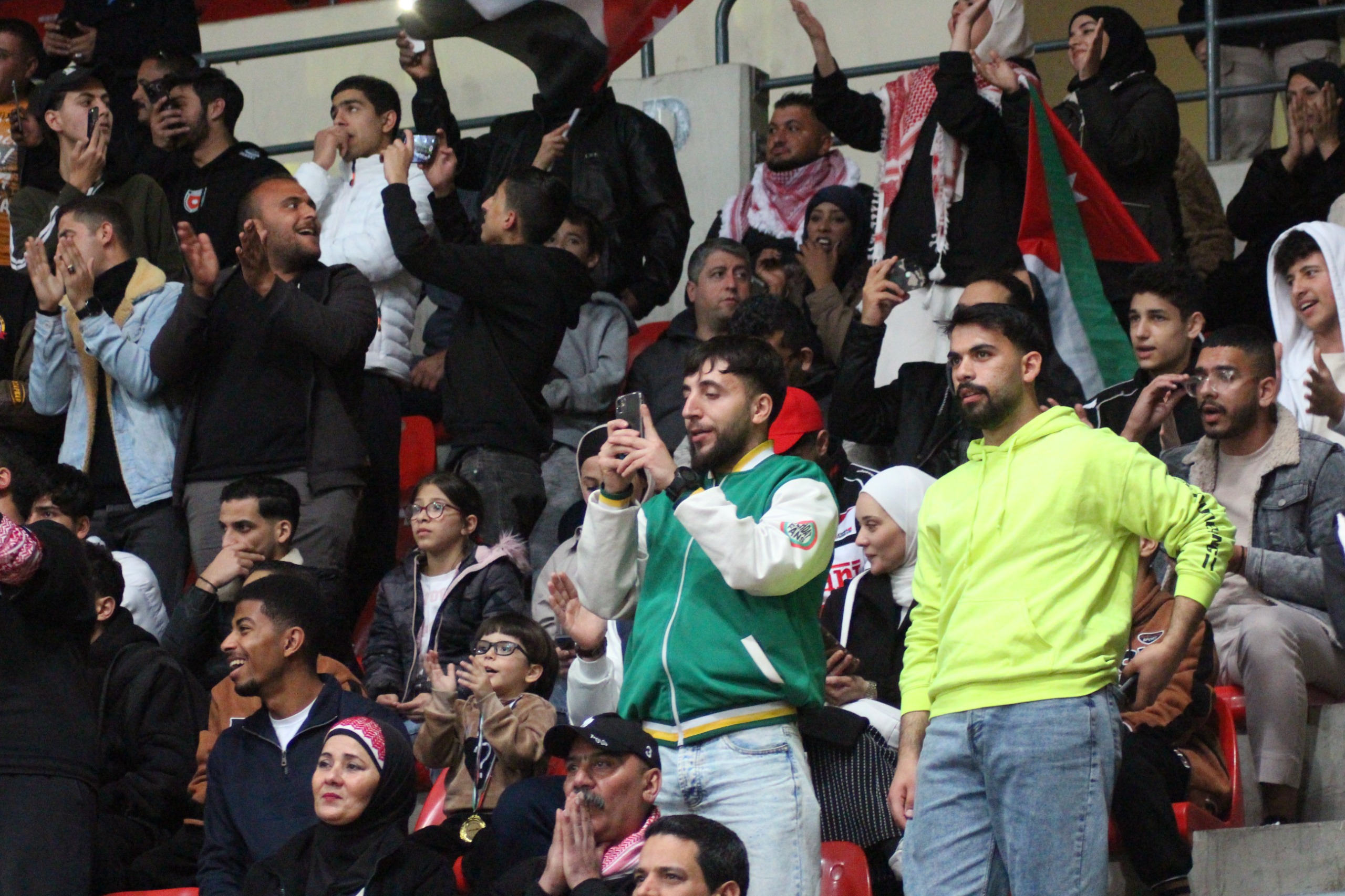 الجماهير الأردنية تتألق في صالة الأمير حمزة لدعم النشامى أمام الكويت