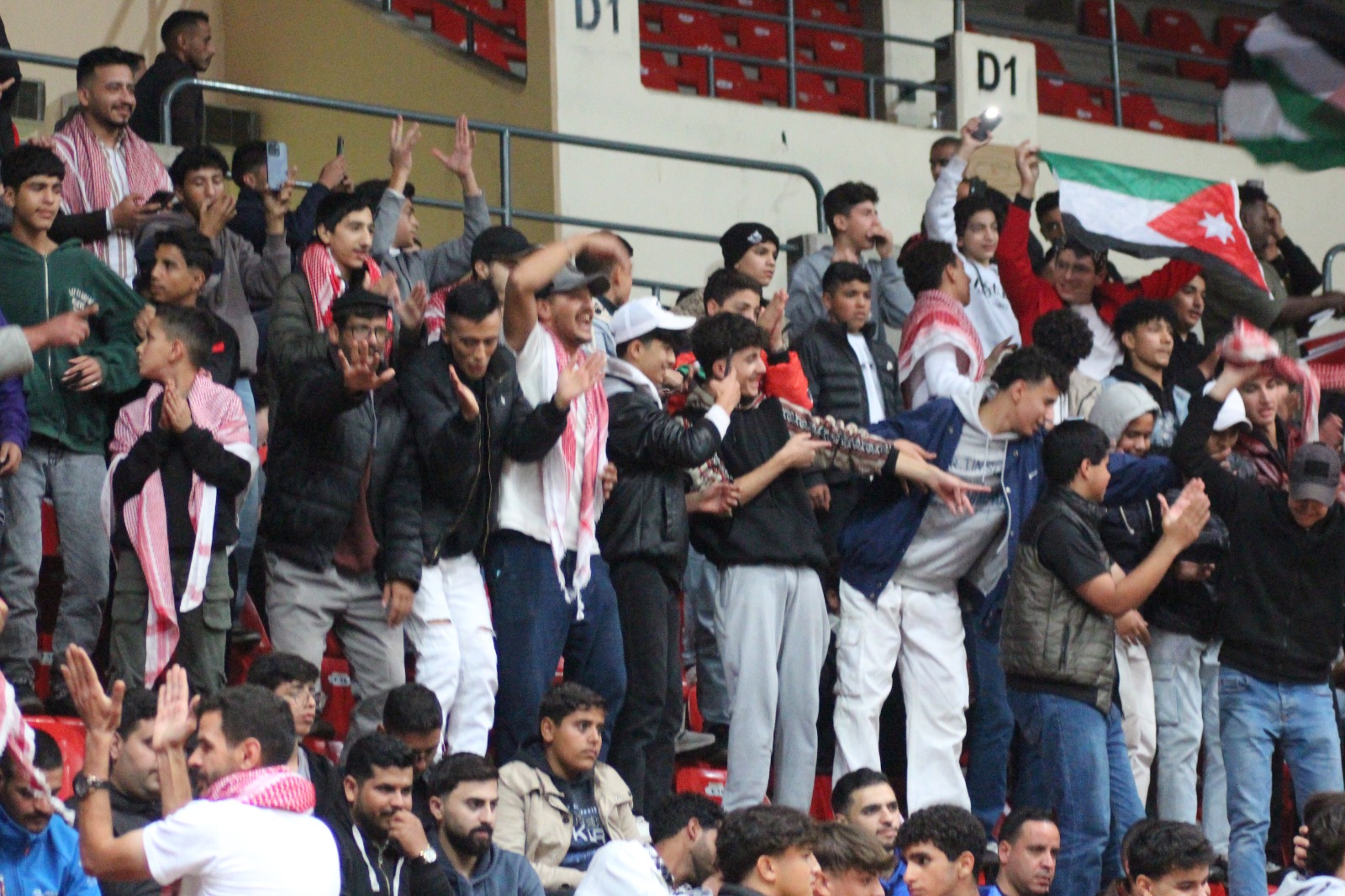 الجماهير الأردنية تتألق في صالة الأمير حمزة لدعم النشامى أمام الكويت
