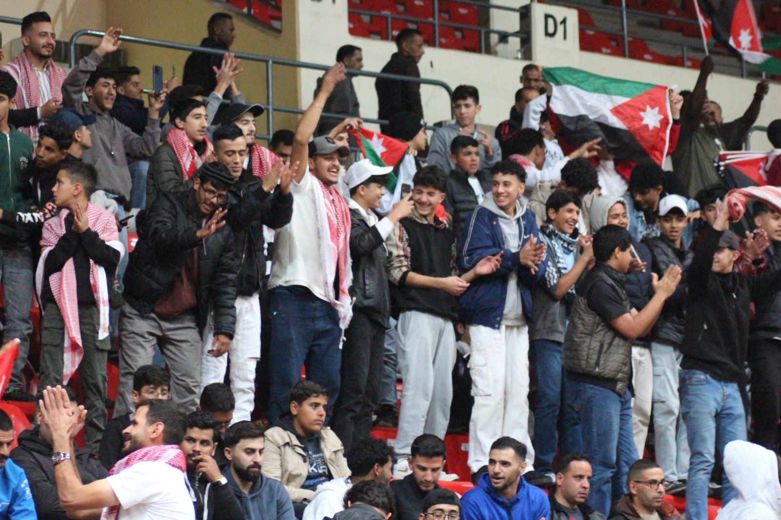 الجماهير الأردنية تتألق في صالة الأمير حمزة لدعم النشامى أمام الكويت