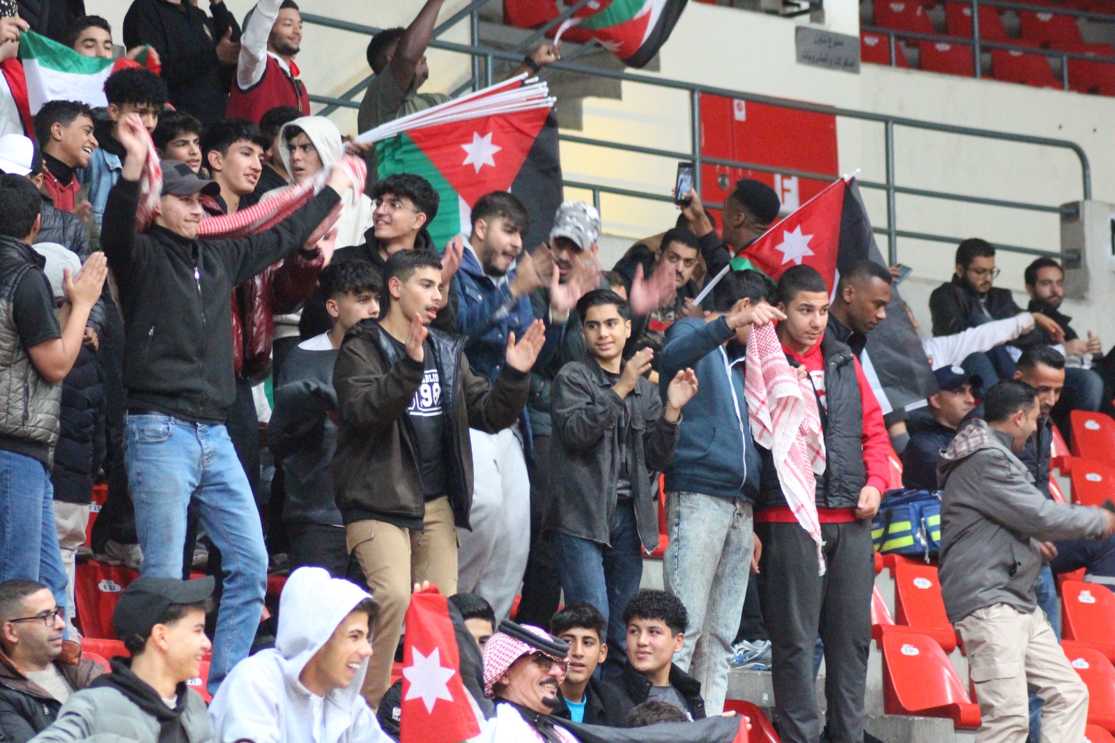 الجماهير الأردنية تتألق في صالة الأمير حمزة لدعم النشامى أمام الكويت