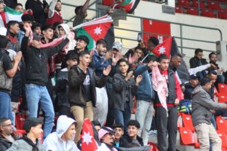 الجماهير الأردنية تتألق في صالة الأمير حمزة لدعم النشامى أمام الكويت