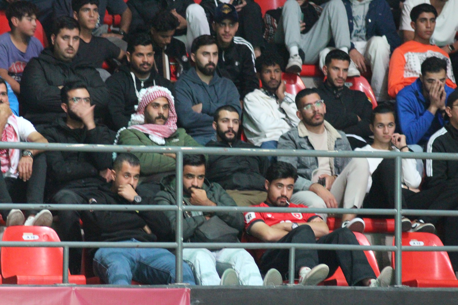 الجماهير الأردنية تتألق في صالة الأمير حمزة لدعم النشامى أمام الكويت