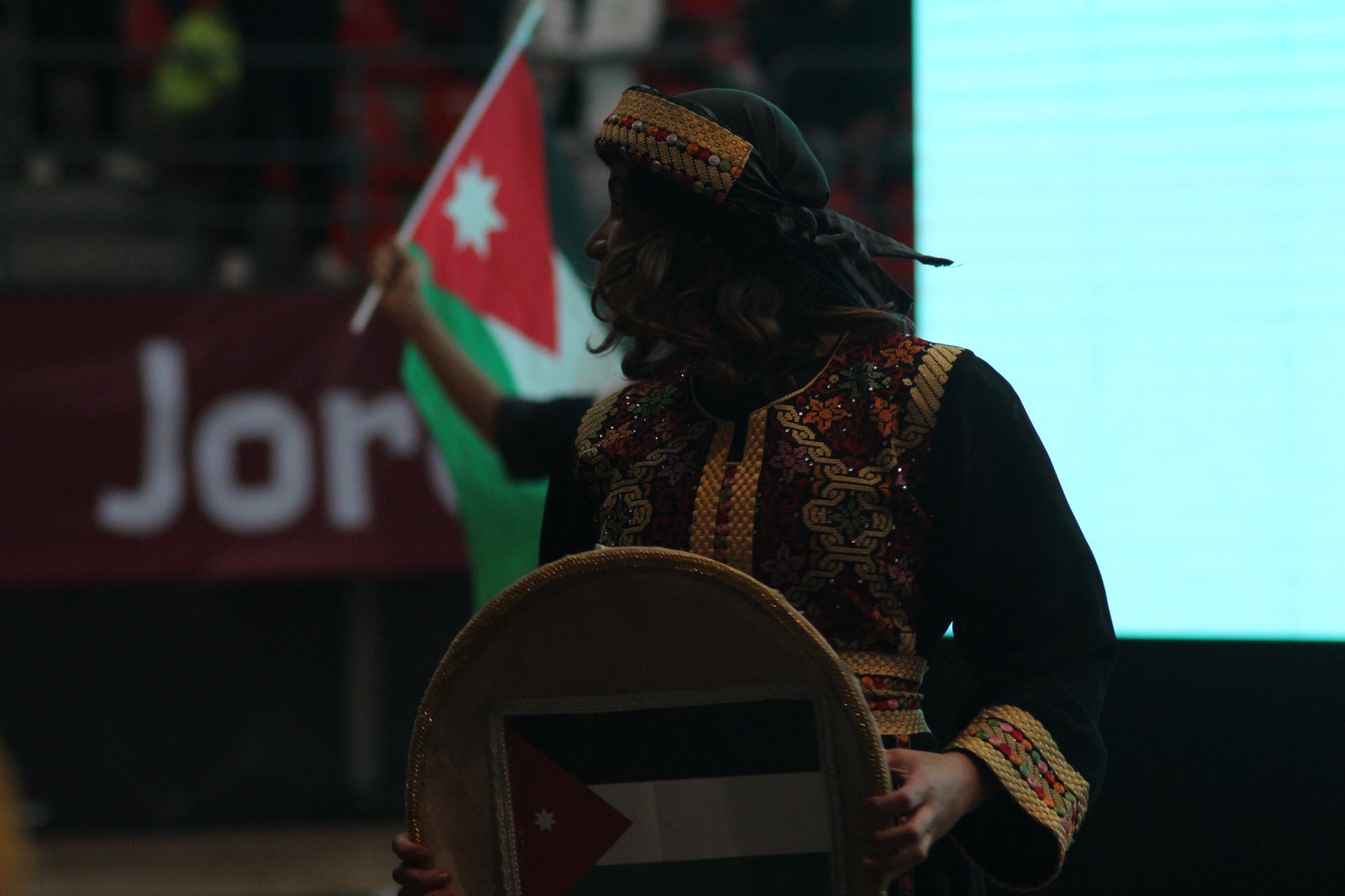 الجماهير الأردنية تتألق في صالة الأمير حمزة لدعم النشامى أمام الكويت