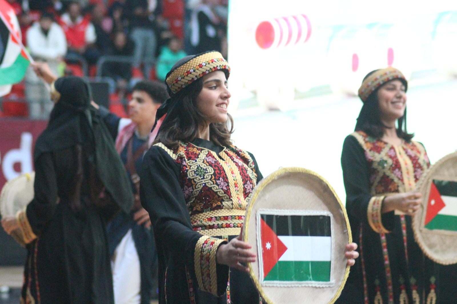 الجماهير الأردنية تتألق في صالة الأمير حمزة لدعم النشامى أمام الكويت
