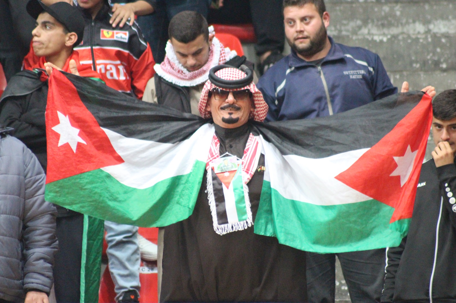 الجماهير الأردنية تتألق في صالة الأمير حمزة لدعم النشامى أمام الكويت