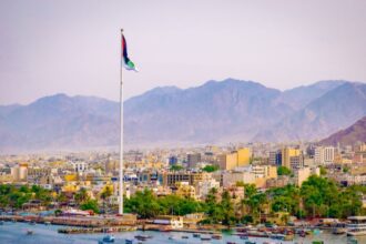 د الفرجات يحذر من خطورة طريق في العقبة