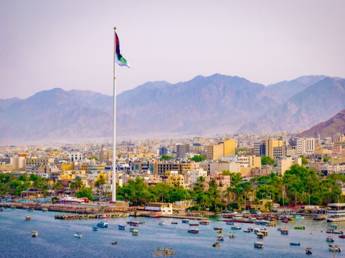 د الفرجات يحذر من خطورة طريق في العقبة