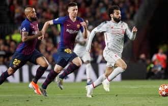هل يحاول نادي برشلونة خطف محمد صلاح من ليفربول
