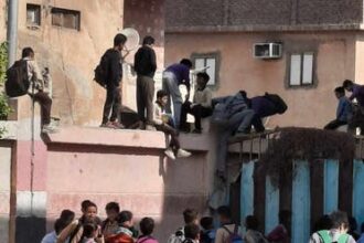 مدرسة مصرية تضرب طالبا بالحذاء و تثير غضب المصريين