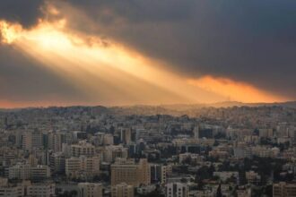 انخفاض ملموس على درجات الحرارة واحتماليه زخات من الأمطار