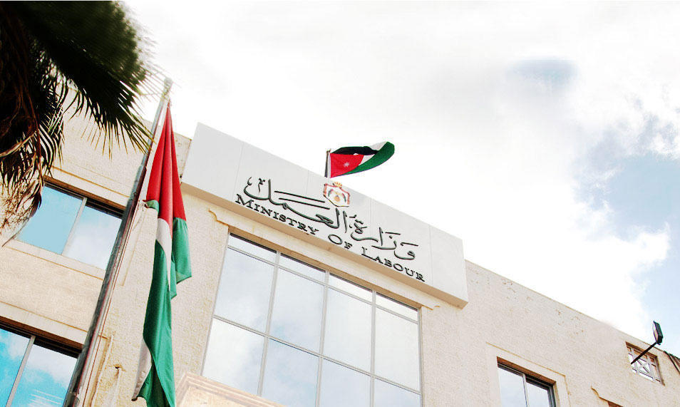 وزارة العمل تعقد اجتماعاً للجنة الثلاثية لمناقشة الحد الأدنى للأجور