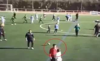 أم تقفز إلى أرض الملعب وتصفع الحكم عقب نهاية المباراة (فيديو)