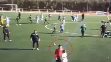 أم تقفز إلى أرض الملعب وتصفع الحكم عقب نهاية المباراة (فيديو)