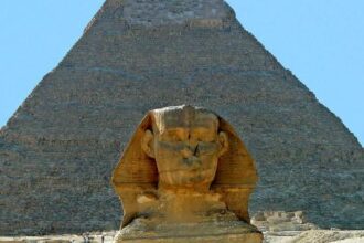 مهندس مصري يتسلق هرم خفرع والأجهزة الأمنية تقبض عليه