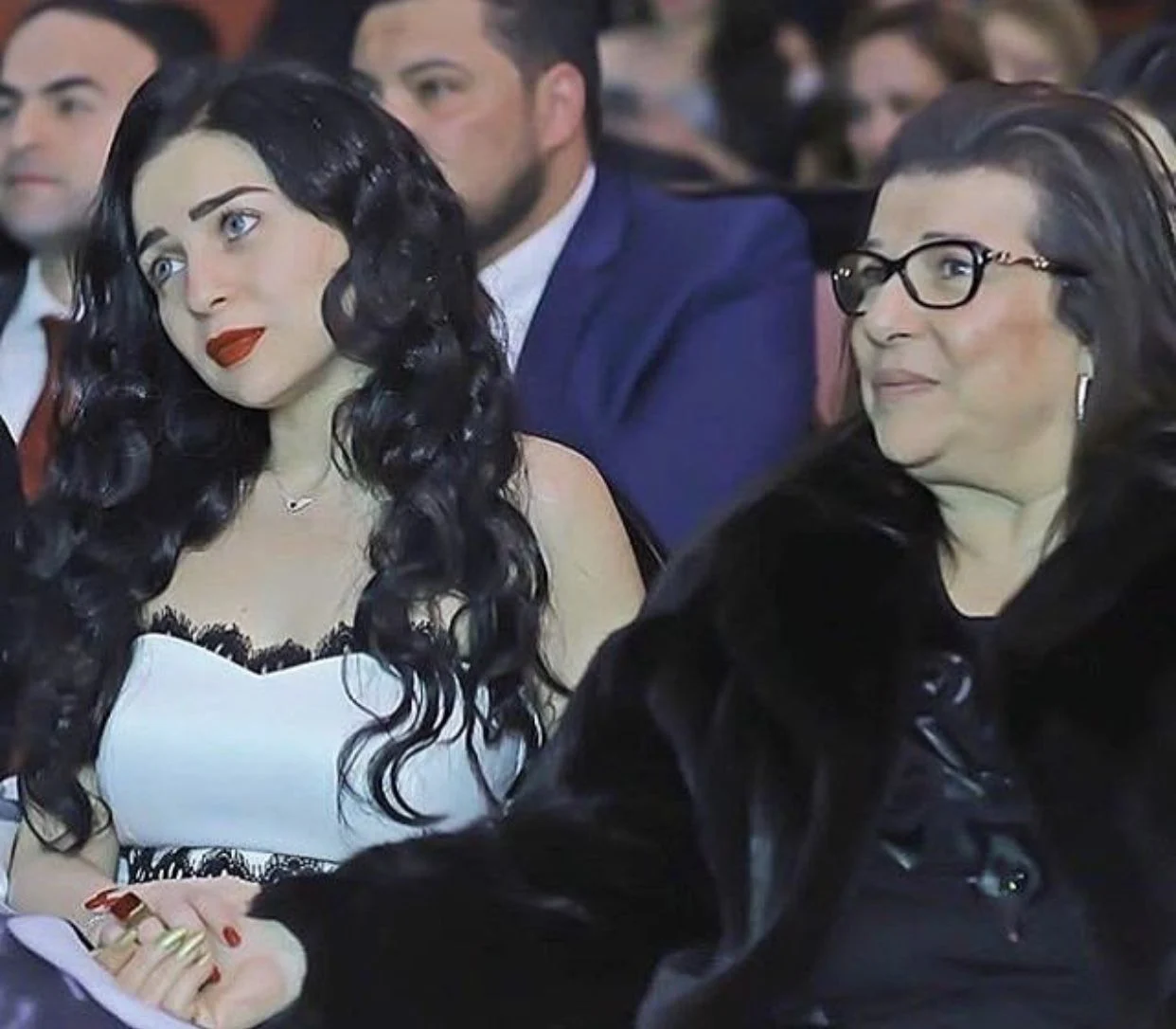 ما سبب غياب مي عز الدين عن جنازة والدتها ؟