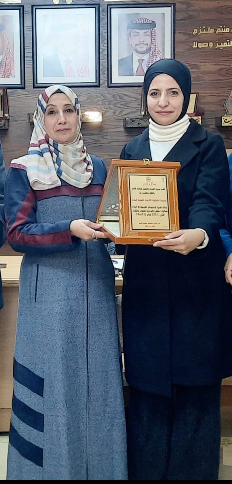 مديرة تربية القصر زاهرة بني عطية تكرم المشاركين في فعالية التوعية المهنية ببرنامج BTEC