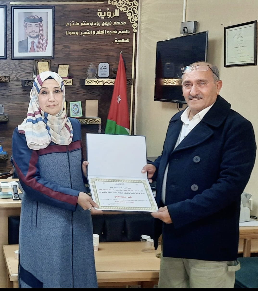 مديرة تربية القصر زاهرة بني عطية تكرم المشاركين في فعالية التوعية المهنية ببرنامج BTEC