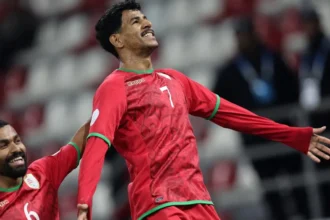 عمان يقلب تأخره إلى فوز مثير على قطر في كأس الخليج 26