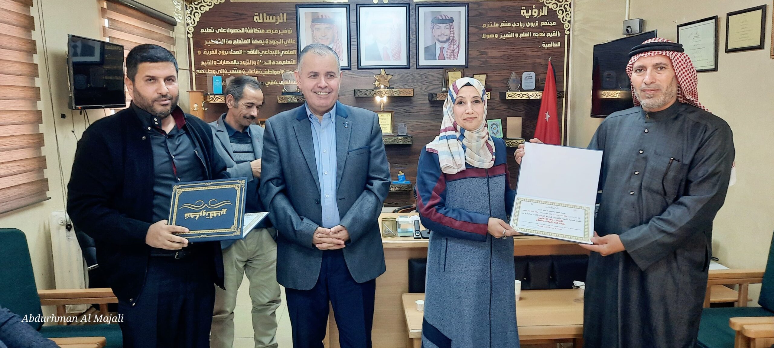 مديرة تربية القصر زاهرة بني عطية تكرم المشاركين في فعالية التوعية المهنية ببرنامج BTEC