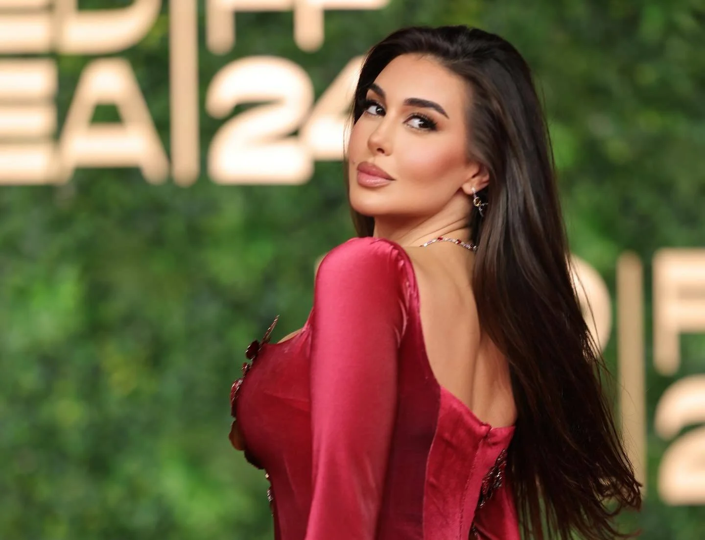 ياسمين صبري تؤدي العمره بعد مهرجان البحر الاحمر السينمائي
