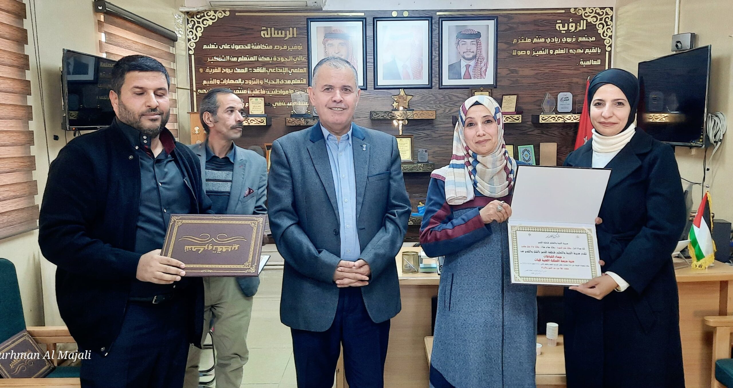 مديرة تربية القصر زاهرة بني عطية تكرم المشاركين في فعالية التوعية المهنية ببرنامج BTEC