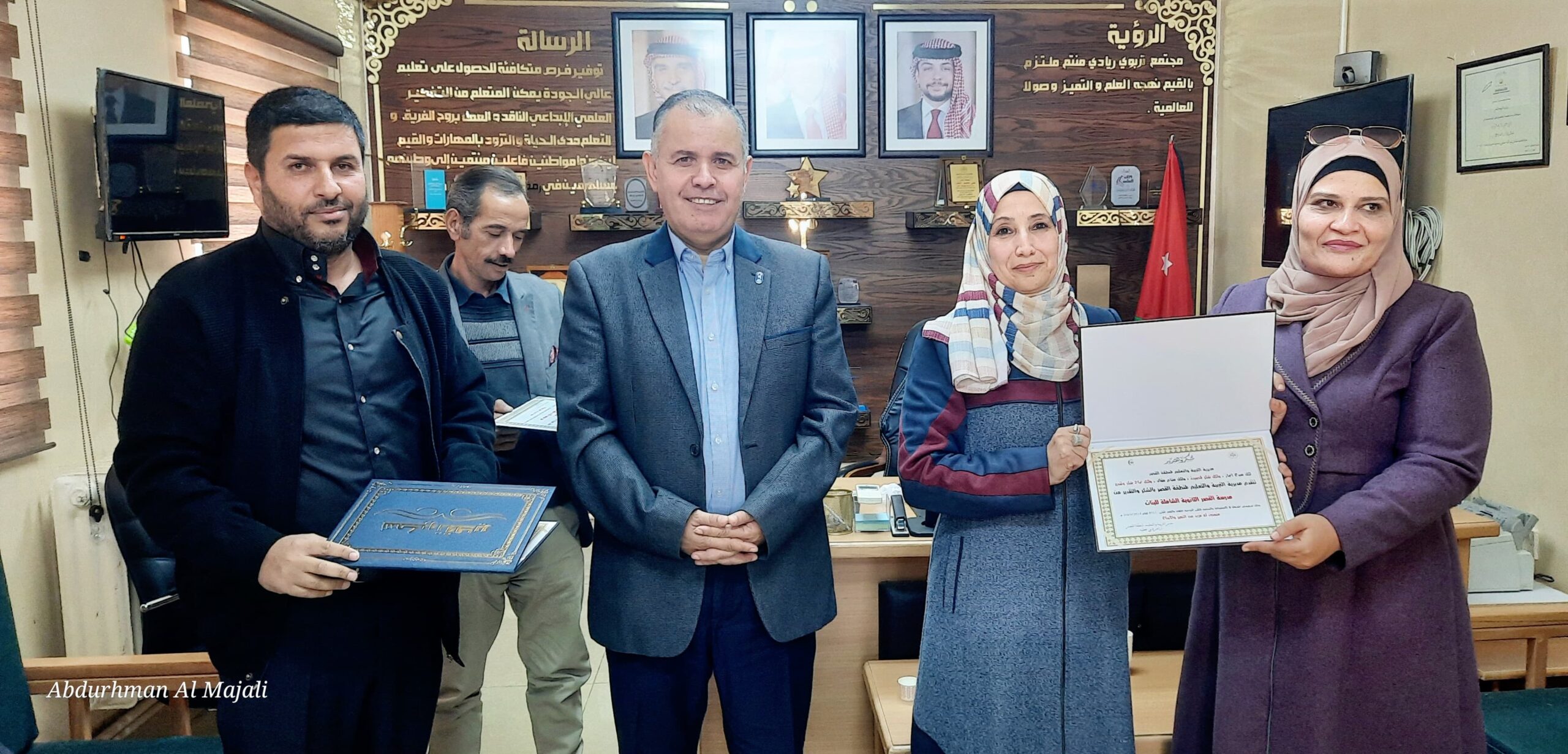 مديرة تربية القصر زاهرة بني عطية تكرم المشاركين في فعالية التوعية المهنية ببرنامج BTEC