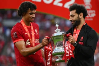 أرنولد يشترط راتب صلاح لتجديد عقده مع ليفربول