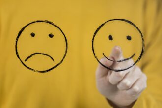هل تعلم أنك قد تكون مصابًا بالاكتئاب المبتسم؟ إليك الدلائل..