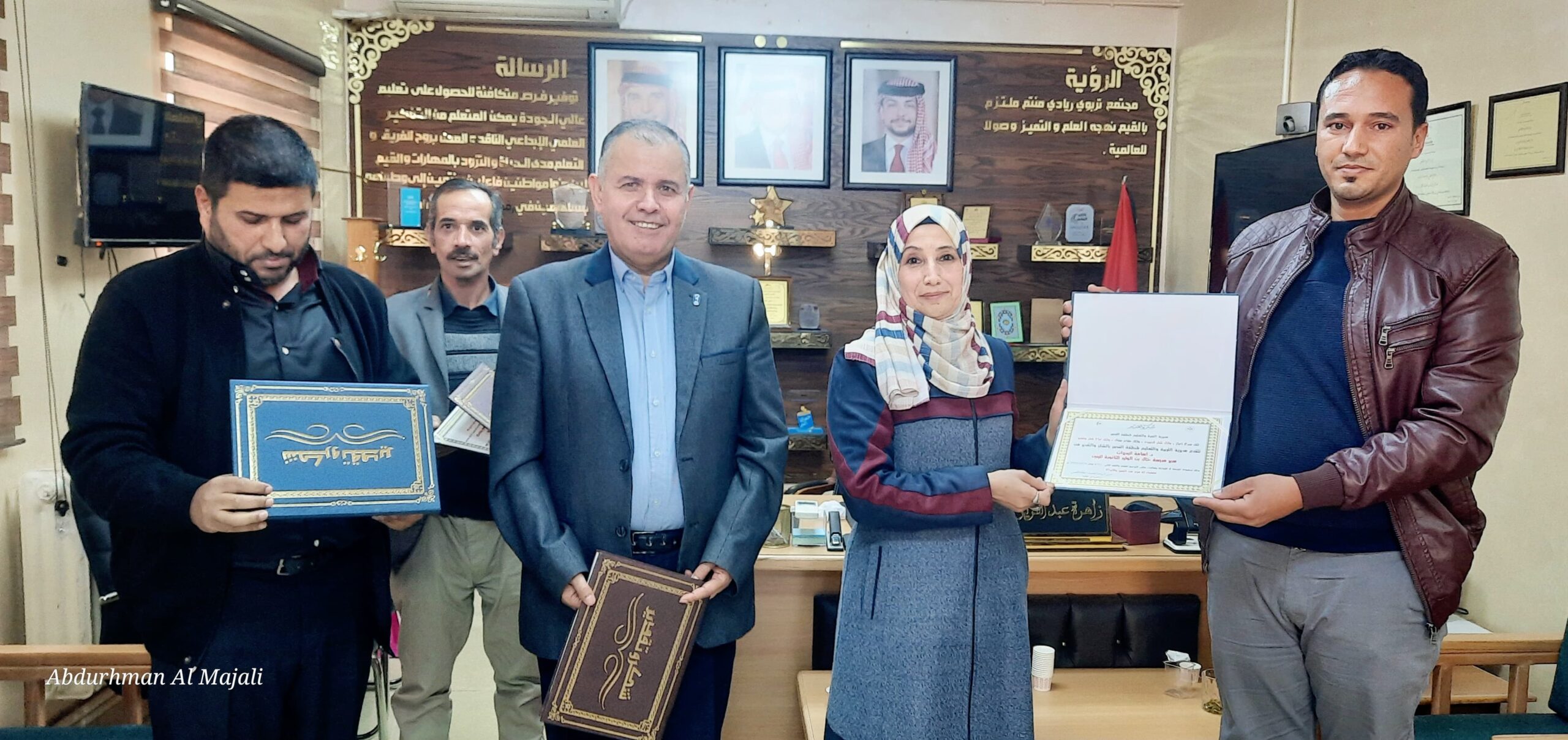 مديرة تربية القصر زاهرة بني عطية تكرم المشاركين في فعالية التوعية المهنية ببرنامج BTEC