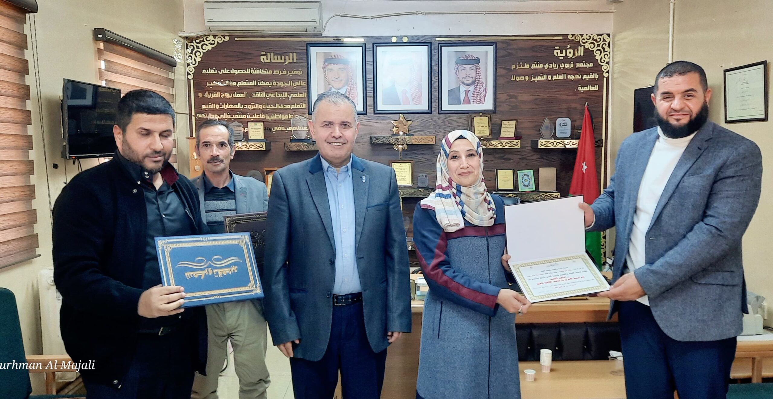 مديرة تربية القصر زاهرة بني عطية تكرم المشاركين في فعالية التوعية المهنية ببرنامج BTEC