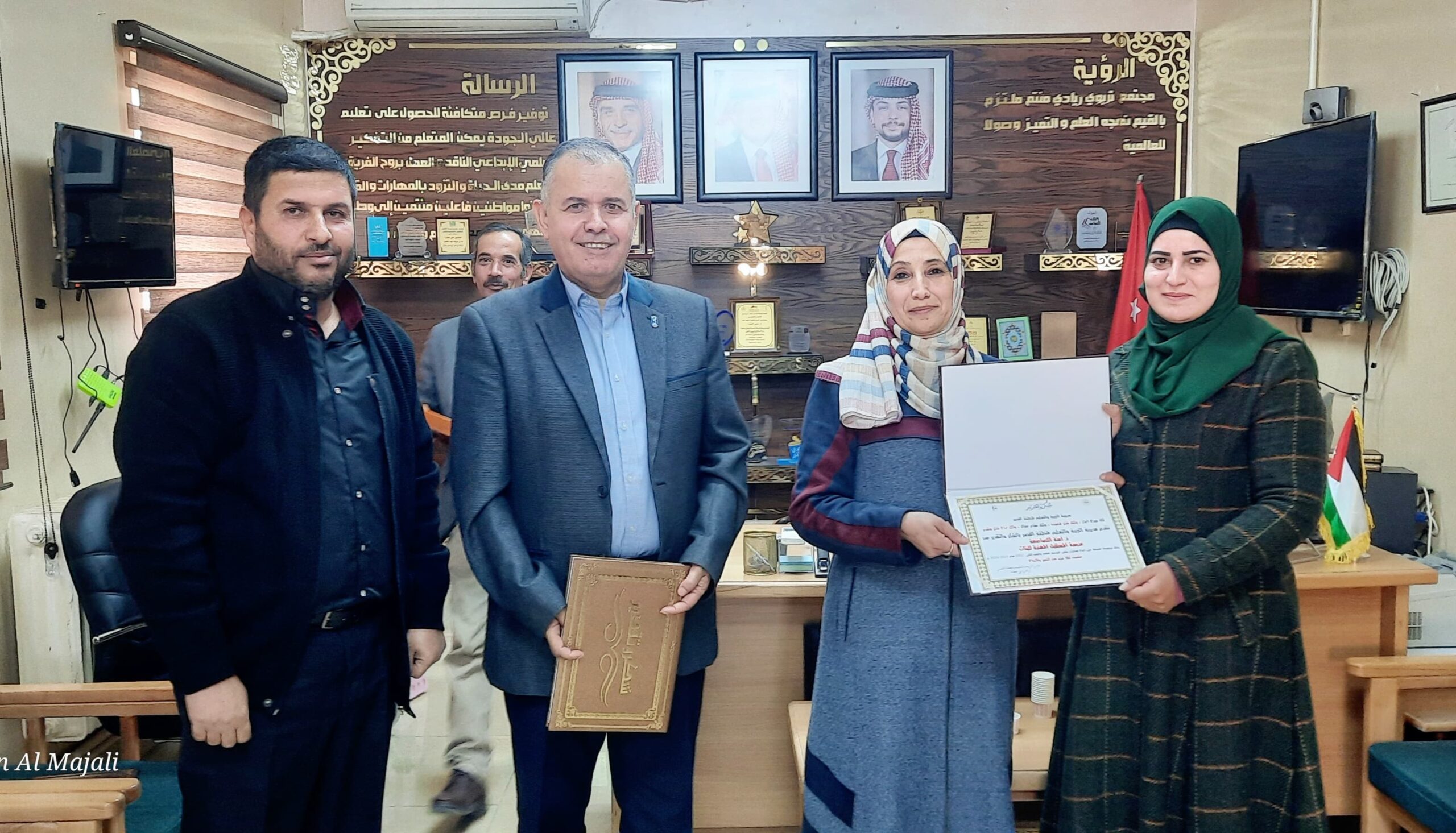 مديرة تربية القصر زاهرة بني عطية تكرم المشاركين في فعالية التوعية المهنية ببرنامج BTEC