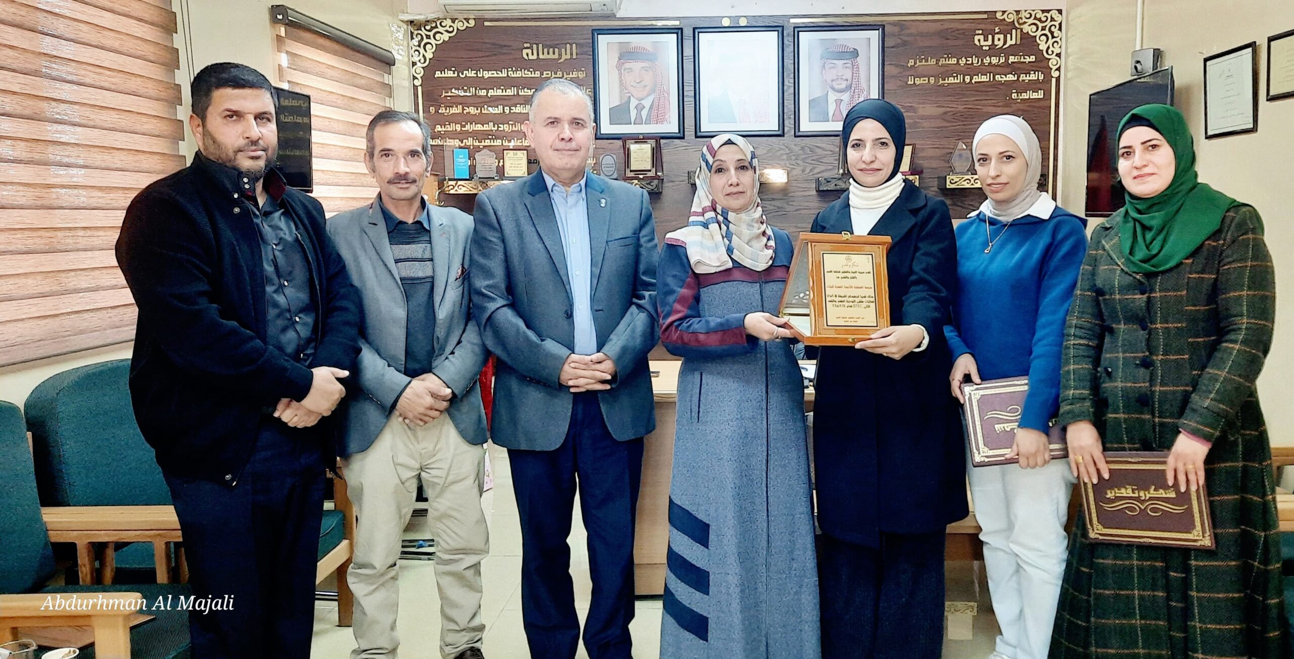 مديرة تربية القصر زاهرة بني عطية تكرم المشاركين في فعالية التوعية المهنية ببرنامج BTEC