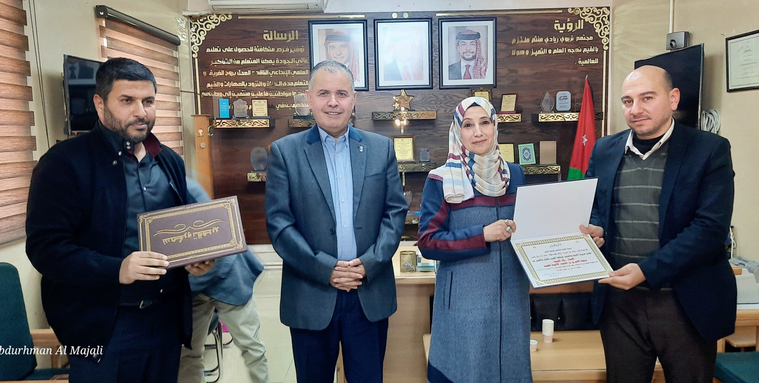 مديرة تربية القصر زاهرة بني عطية تكرم المشاركين في فعالية التوعية المهنية ببرنامج BTEC