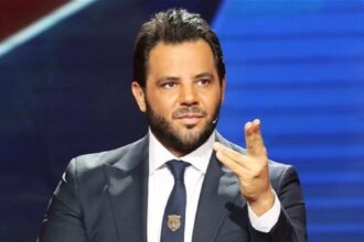 نيشان يكشف سرقة حقائبه على متن طائرة ويحذر المسافرين