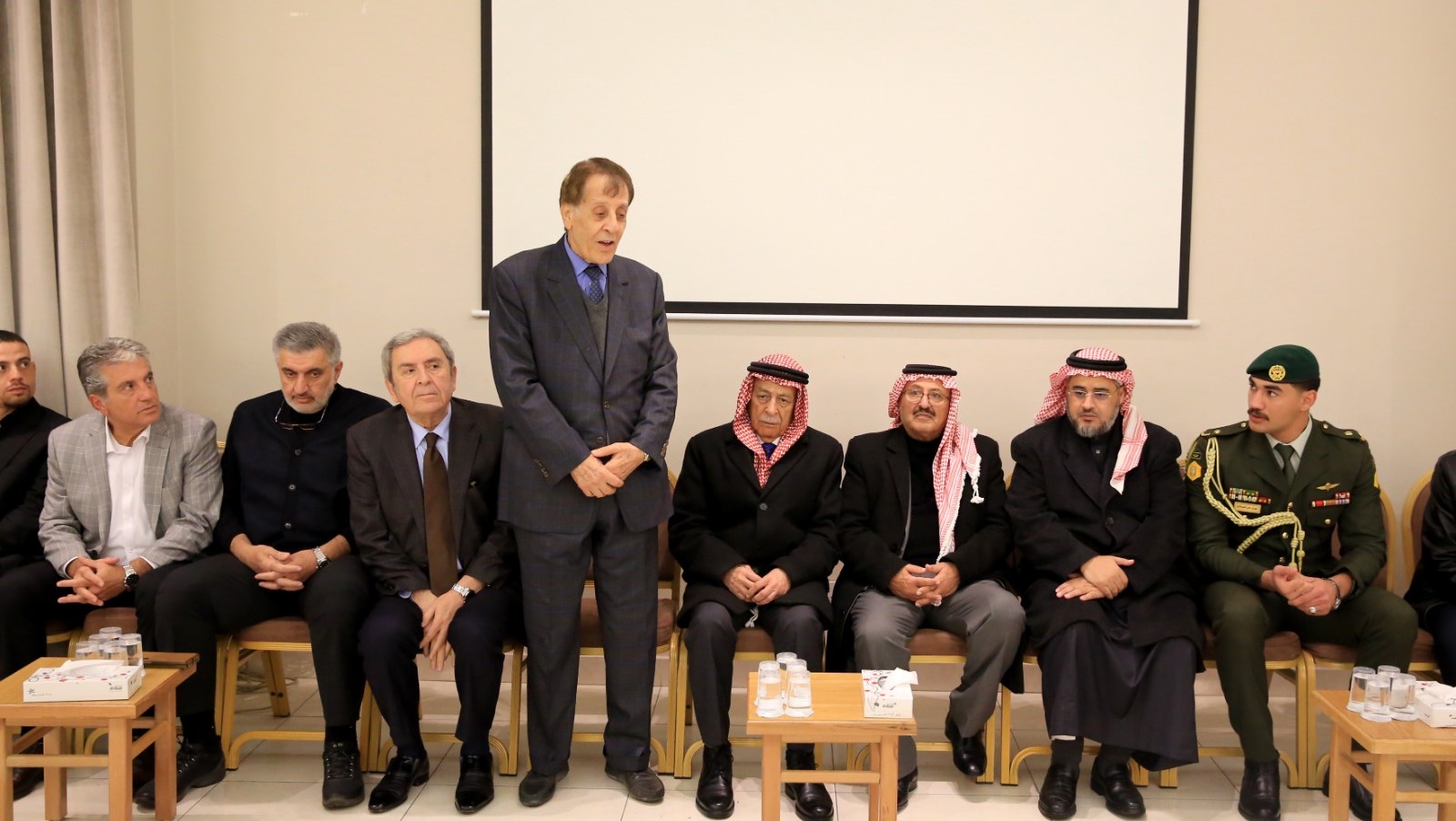 عاجل | مندوبا عن الملك وولي العهد.. العيسوي يعزي الزهير وأبو الغنم والقواسمة وأبو بكر والشوابكة والقرعان