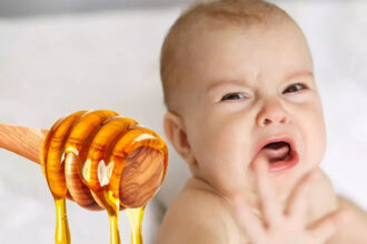 هل يمكن إعطاء العسل للأطفال دون سن السنة؟
