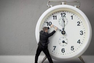 نواب يطالبون الحكومة بالعودة إلى التوقيت الشتوي