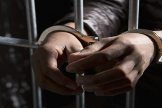 سجين في بنغازي يدير شبكة نصب من داخل زنزانته