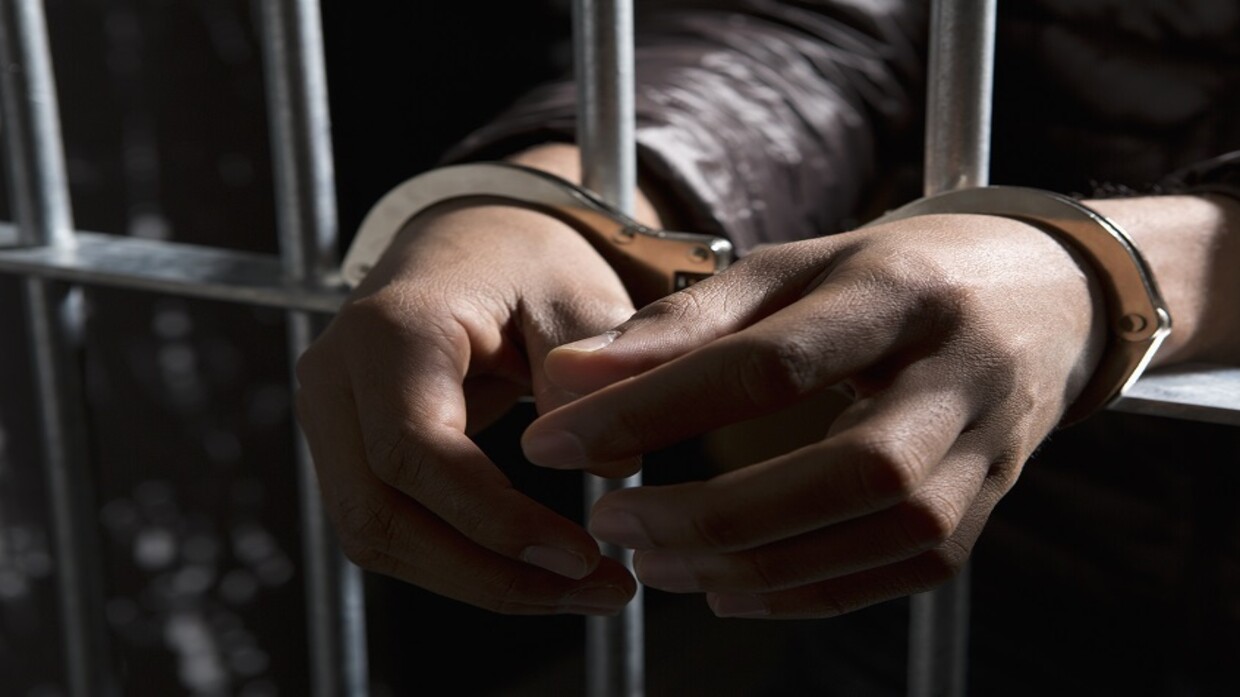 سجين في بنغازي يدير شبكة نصب من داخل زنزانته