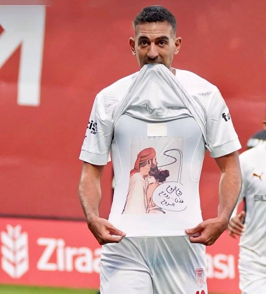 اللاعب المصري احمد كوكا يحتفل باهدافه بطريقة إنسانية