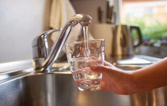 8 أكواب ماء يومياً لصحة مثلى: من يجب أن يتجنبها؟