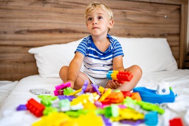 ماذا تفعل إذا داس طفلك قطعة مكعبات في أنفه؟