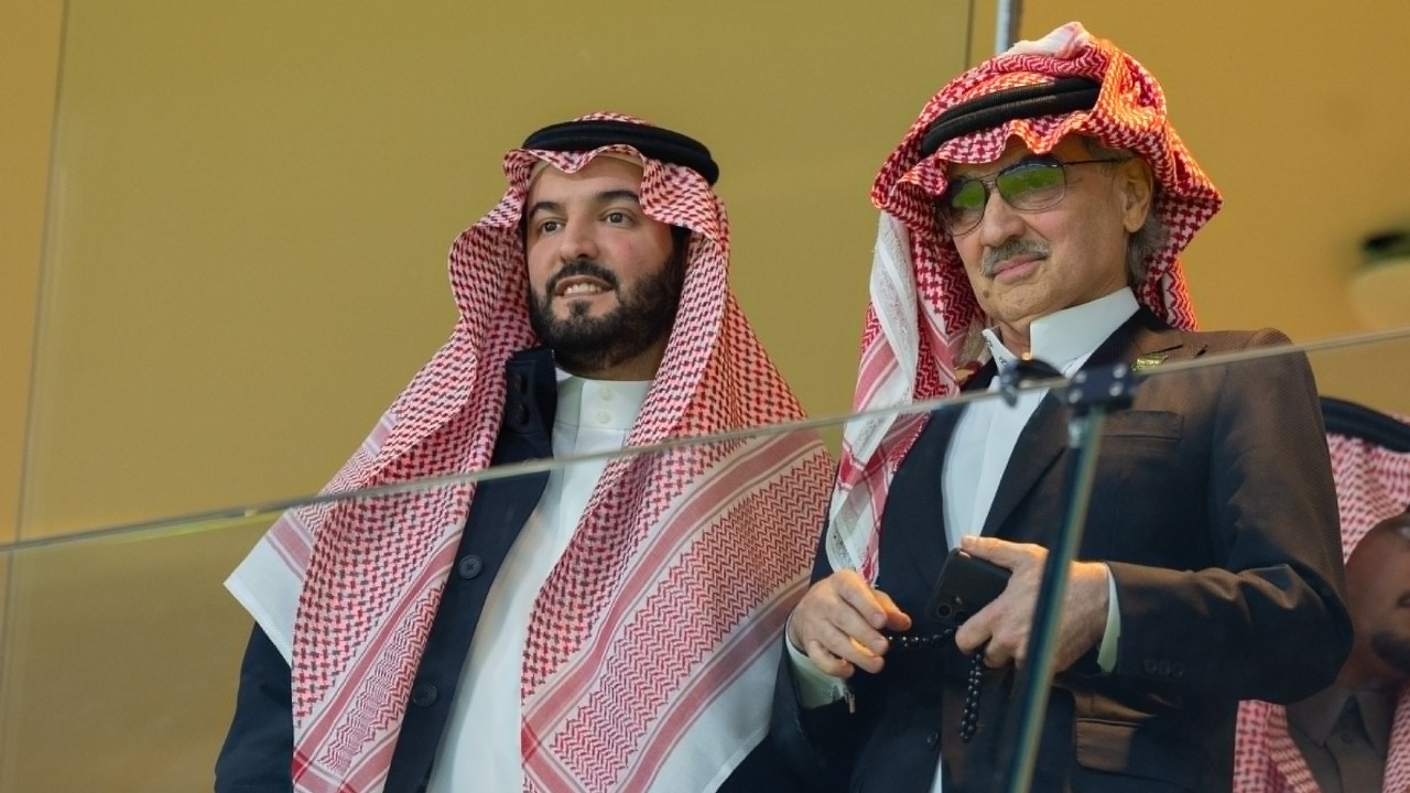 شاهد كيف احتفل الوليد بن طلال بهدف البليهي ( فيديو)