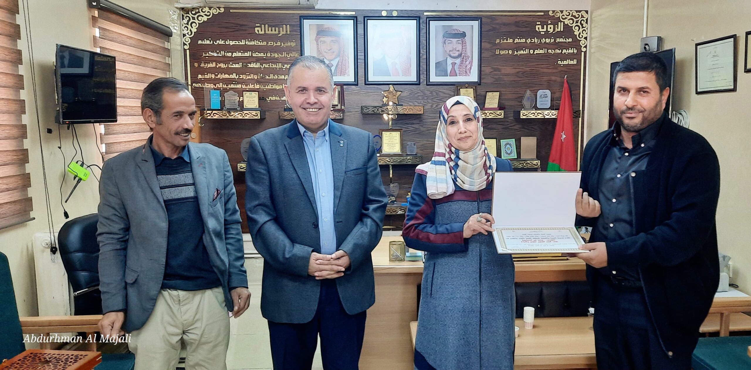 مديرة تربية القصر زاهرة بني عطية تكرم المشاركين في فعالية التوعية المهنية ببرنامج BTEC