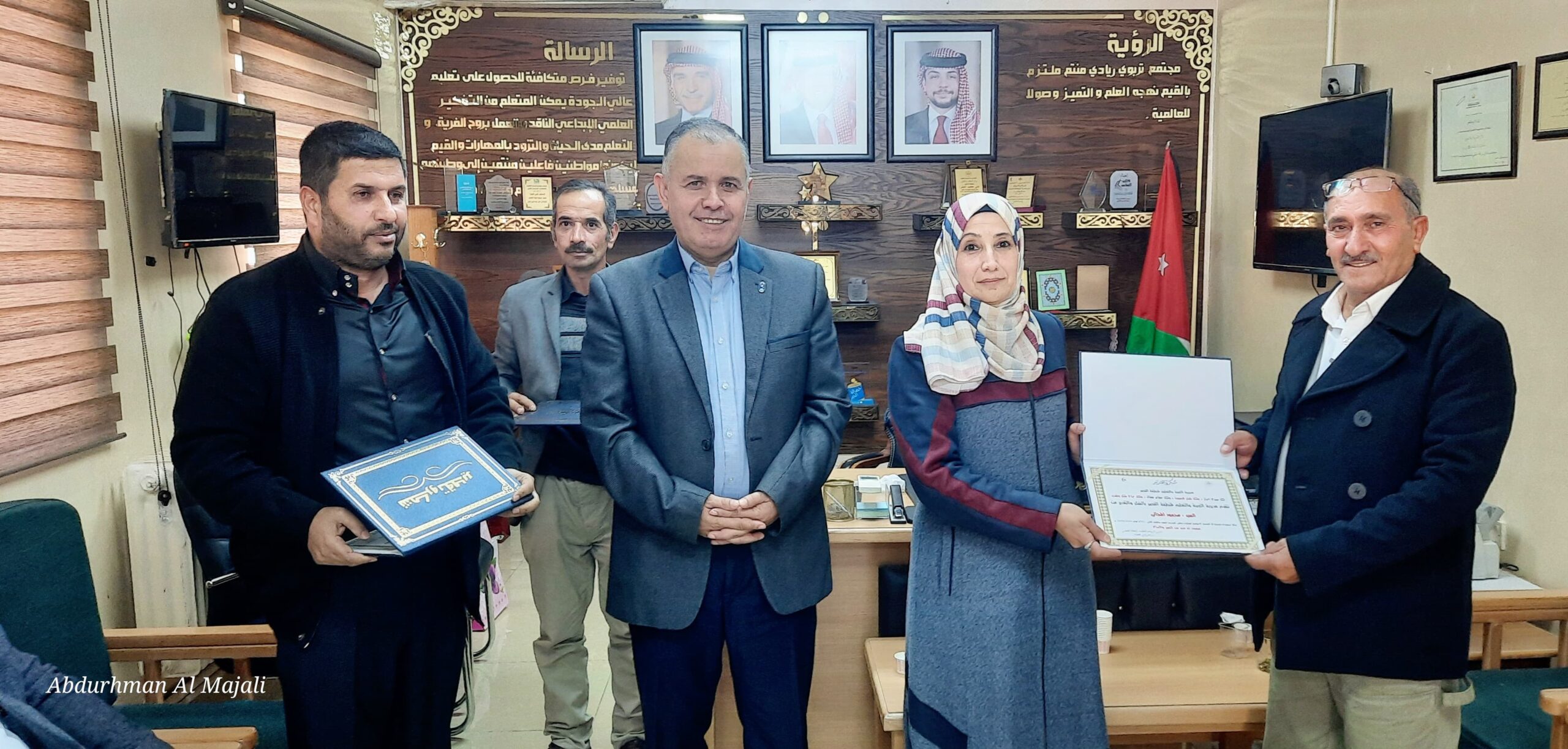 مديرة تربية القصر زاهرة بني عطية تكرم المشاركين في فعالية التوعية المهنية ببرنامج BTEC