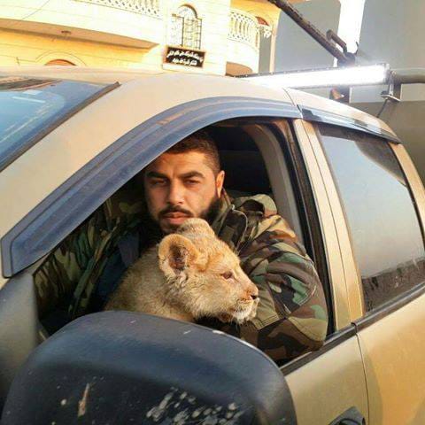 بالفيديو .. القبض على شخص أطعم أسوده من "لحم المعتقلين"