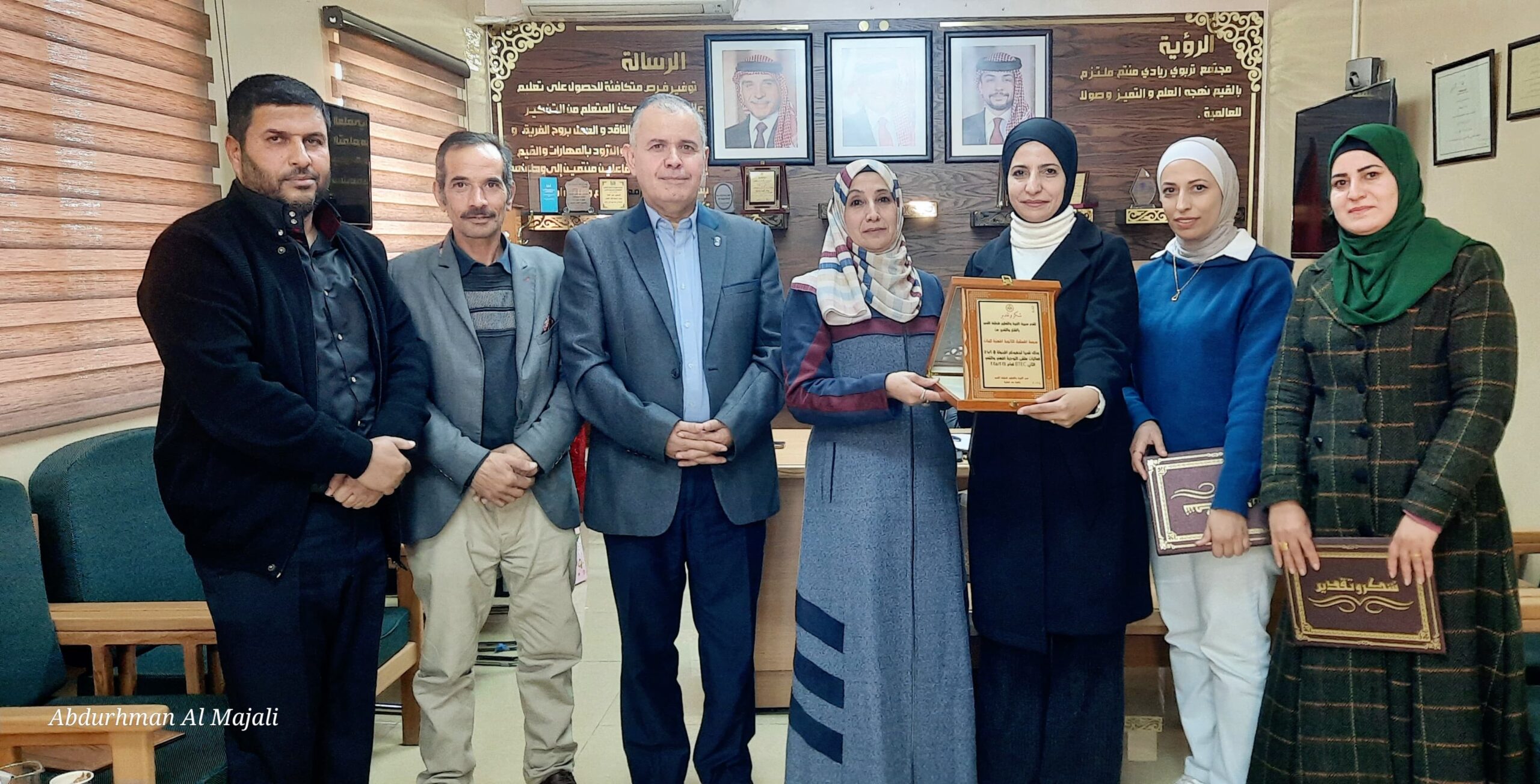 مديرة تربية القصر زاهرة بني عطية تكرم المشاركين في فعالية التوعية المهنية ببرنامج BTEC