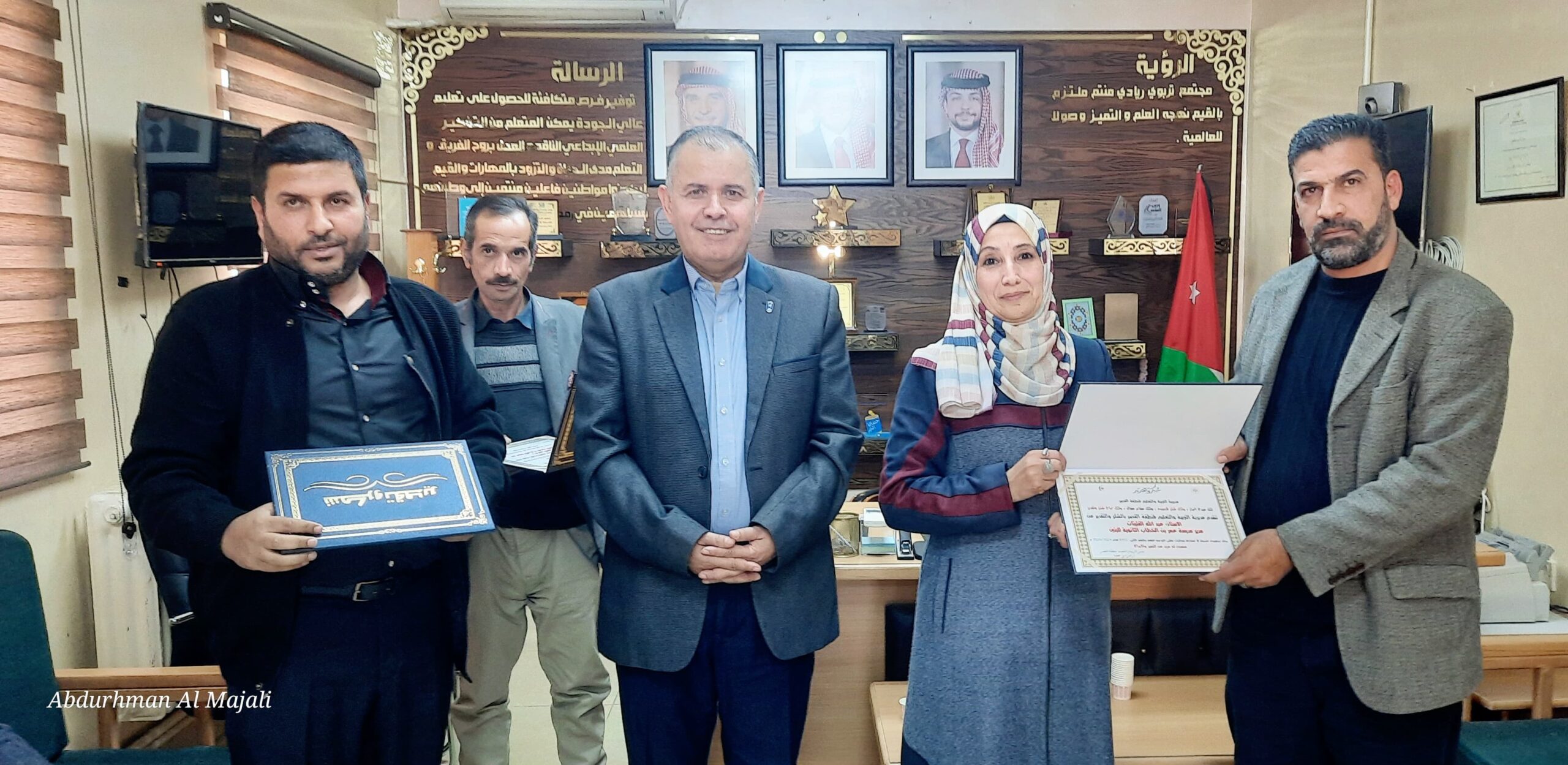 مديرة تربية القصر زاهرة بني عطية تكرم المشاركين في فعالية التوعية المهنية ببرنامج BTEC
