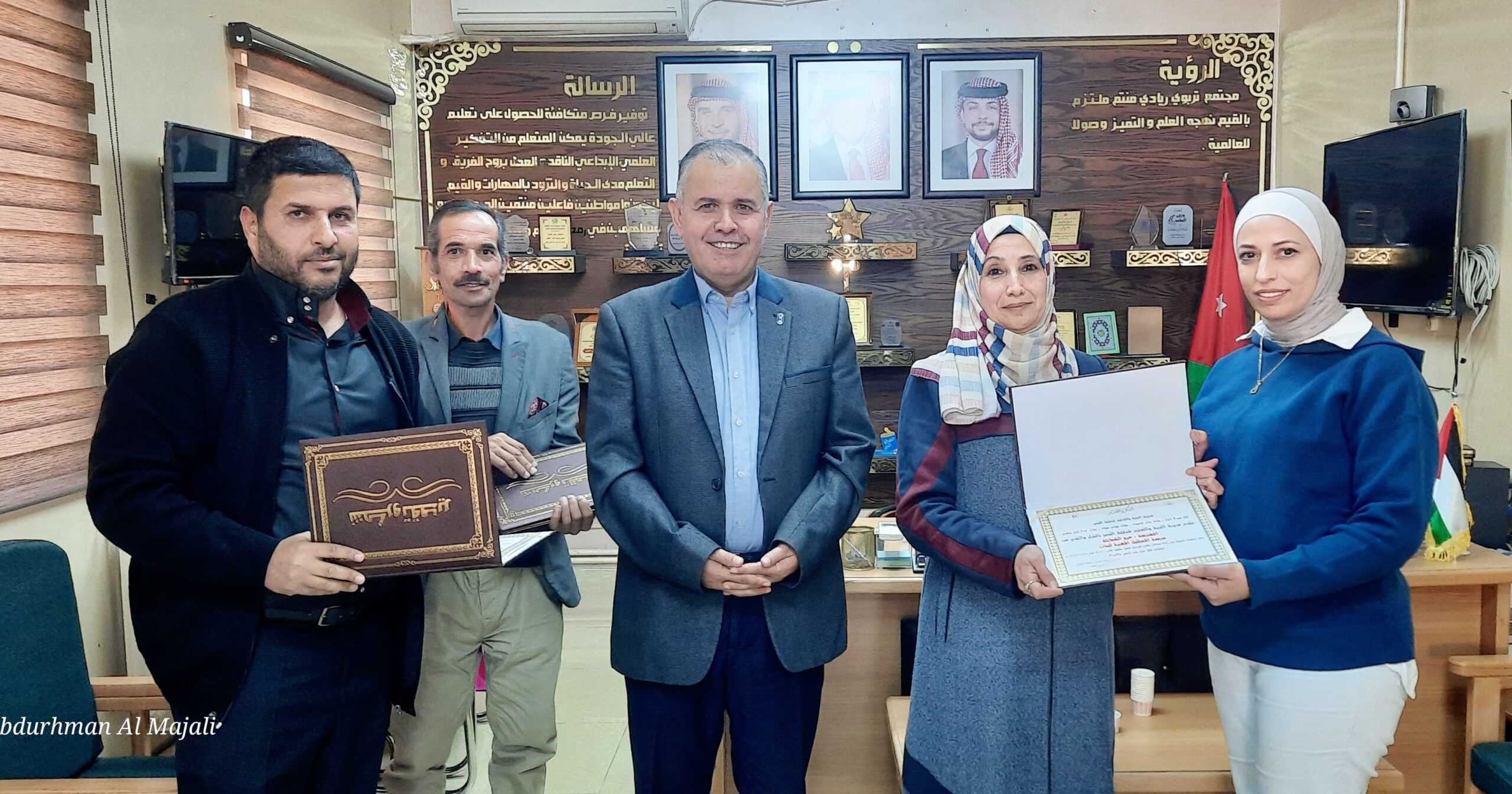 مديرة تربية القصر زاهرة بني عطية تكرم المشاركين في فعالية التوعية المهنية ببرنامج BTEC