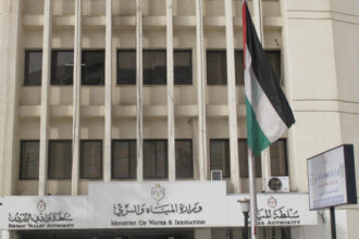 تقرير المحاسبة يكشف خدمات الدعم الفني بموجب العطاء بقيمة 30,000 دينار سنوياً وبسعر إفرادي 3.99 دينار بالساعة